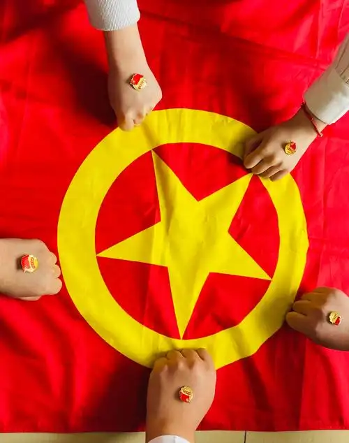 重庆对外经贸学院五四系列活动丨我与团旗团徽合影定格最青春