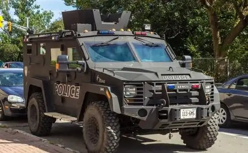伦科-勇士特殊警车:美国特警swat的装备之一,全身装甲,具有足够的防护
