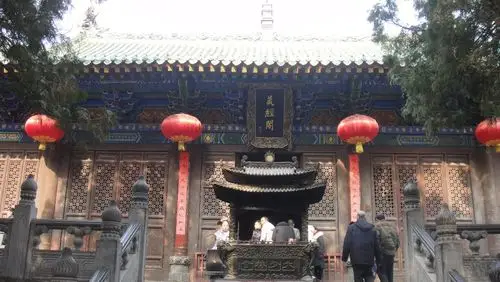 藏经阁,又名法堂,明代所建,是寺僧藏经说法的场所,内供汉白玉卧佛像一