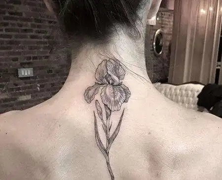 线条后背花卉纹身图案