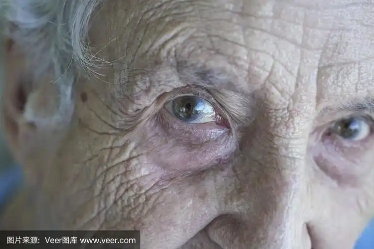 一个资深人士的特写眼睛