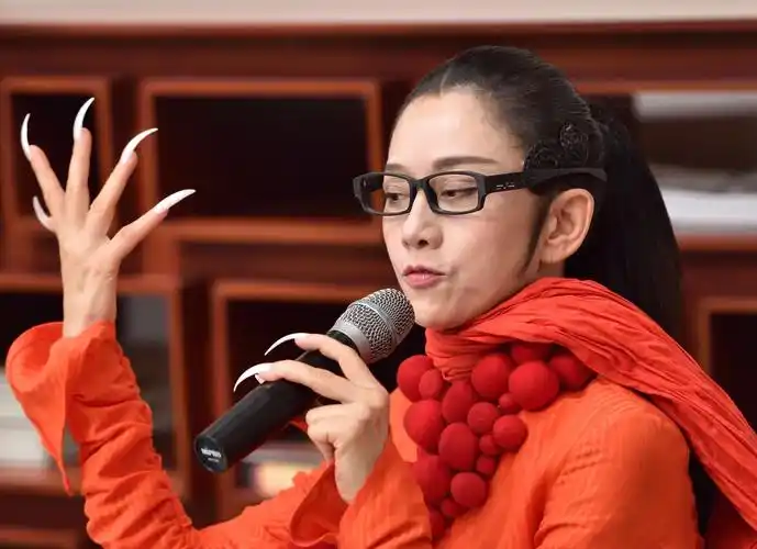 而一床情书今日搜索到一组杨丽萍早年的挂历照,照片中的杨丽萍十分