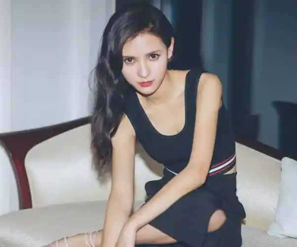 张予曦拍染发视频,意外暴露素颜照后:难怪是王思聪最美前任_因为_明星