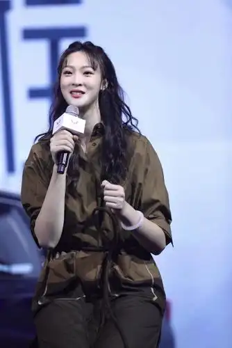 《夺冠》提前上映,女排队员惠若琪本色出演,出席活动造型惊艳