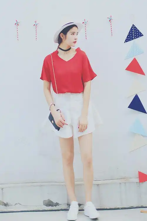 红色上衣搭配白色短裤上衣领口独特设计简单有质感