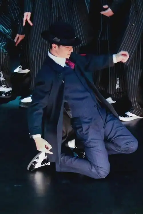 王一博氛围感大片背影满满故事感绅士风格出圈