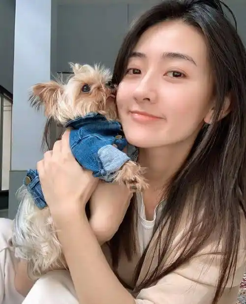 私下的梁洁十分随性,几乎都是淡妆或者纯素颜出镜,这次晒出自己的私服