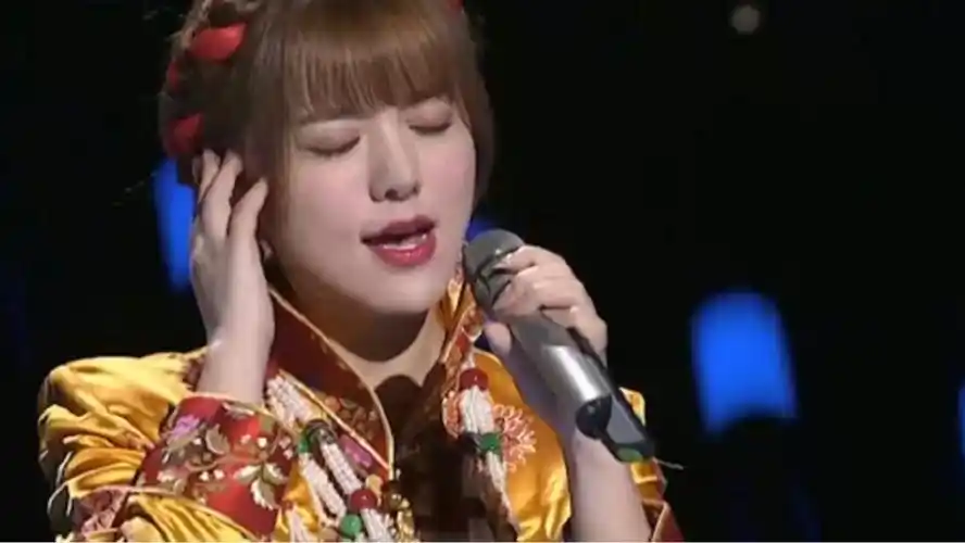 藏族歌手阿兰·达瓦卓玛演唱《青藏高原》,震撼高音直冲云霄,一点不输