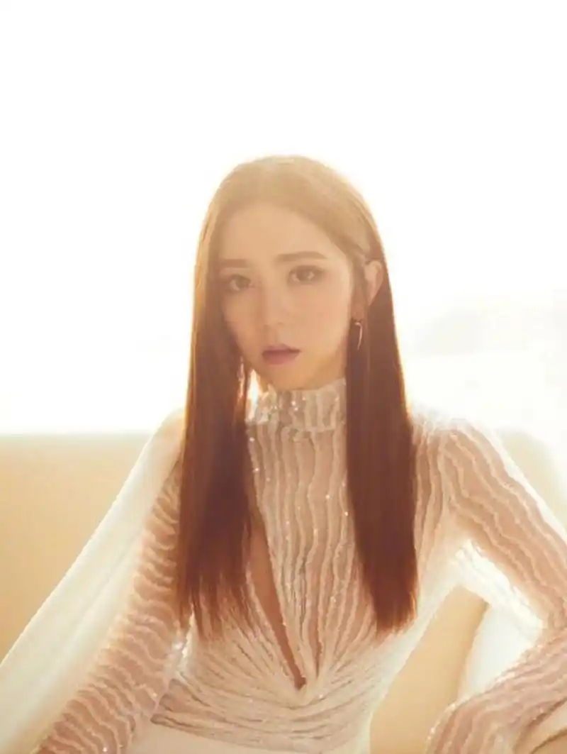 邓紫棋,肉白色高开叉礼服,性感妩媚.