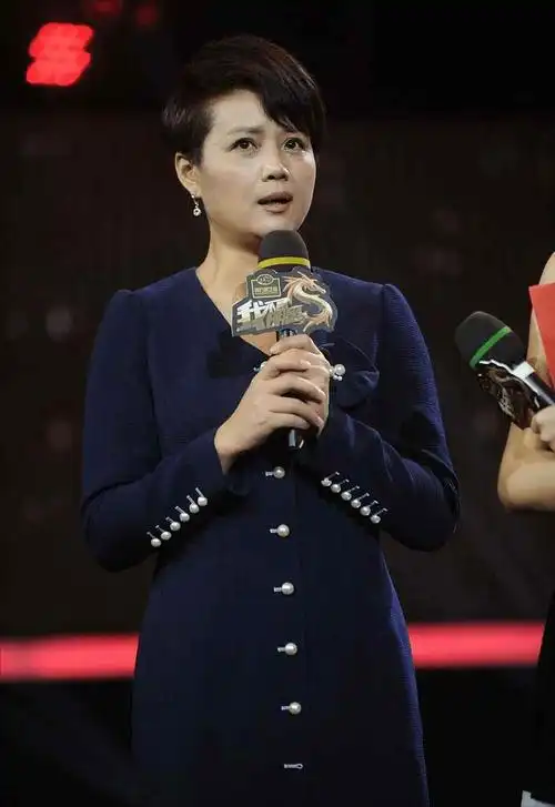 原创苏麻喇姑茹萍也老了纽扣连衣裙显身材脸型饱满但皱纹清晰