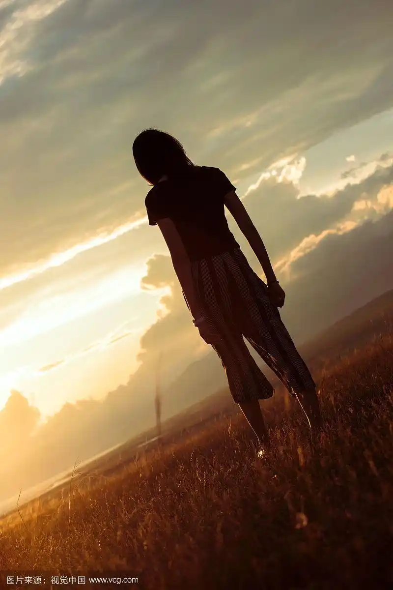 夕阳下的女人背影