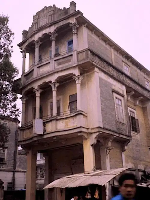 【台山街景,当地的洋楼建筑.】《广东台山,1990年代.摄影:艾伦·卢》