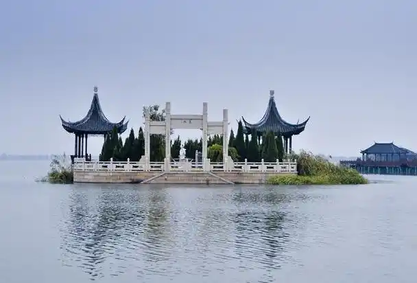 而得名,被地方人民亲切地称之为"尚湖湾",位于江苏省常熟市