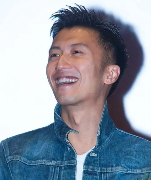 谢霆锋牙缝卡菜叶,还笑那么欢(图)