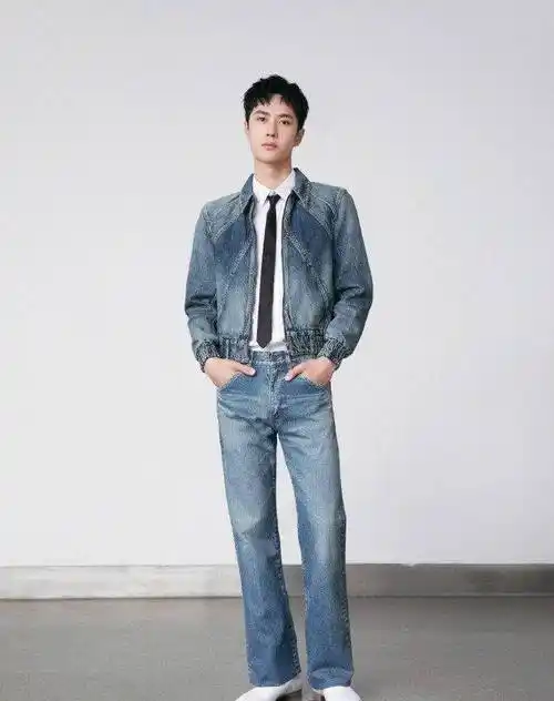 王一博身穿短袖衬衫配休闲裤活力帅气,而牛仔套装 领带复古时尚_风格