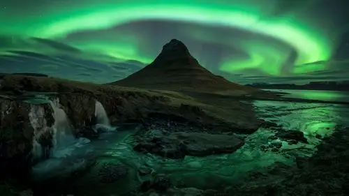 微软win10绿色北极光4k壁纸3840x2160,是彼岸图网给您推荐的高清4k