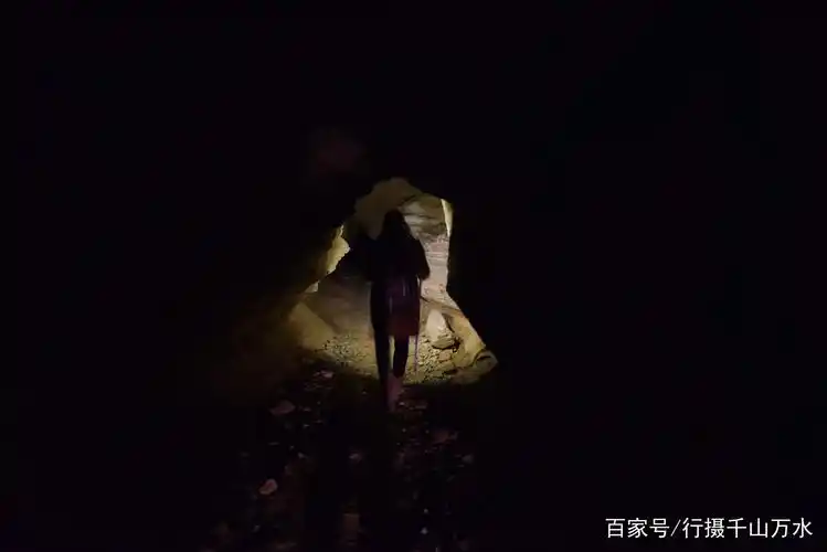 济南龙洞探秘,这个悬于绝壁之上长约百米的山洞,刻有50多尊佛像