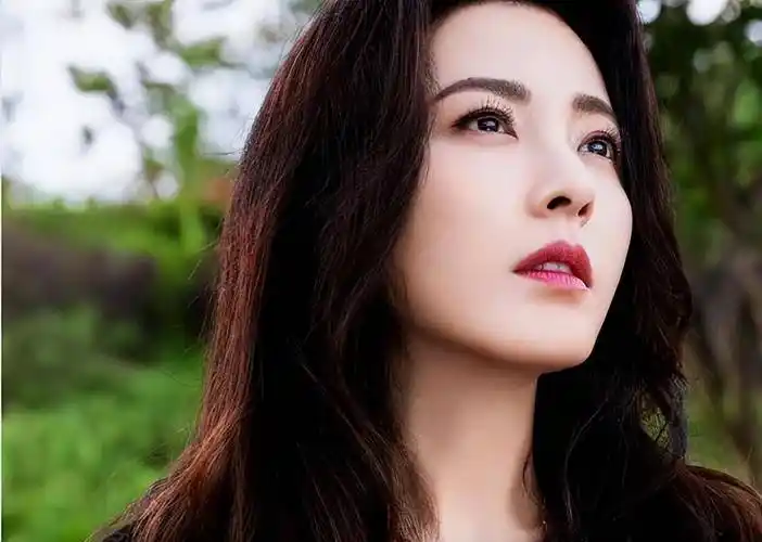 曾黎现身时装周,风采不减当年,200年一遇的美女当真气质非凡