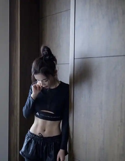 袁姗姗高调秀腹肌,并配文"这个小马甲五年啦"