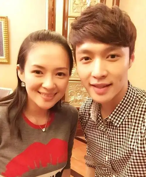 他身高一米七六,容貌俊朗,深受观众喜爱,是不折不扣的当红小生.