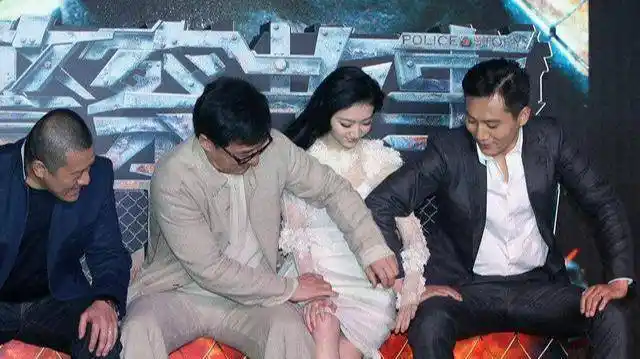 成龙连17岁的欧阳娜娜都不放过,做了一个动作让她用生命抗拒_景甜