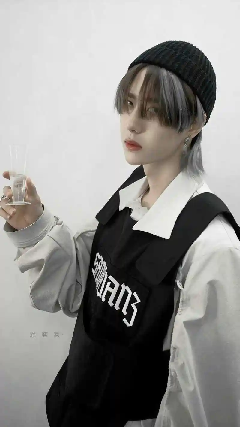 王一博的眼镜装,配上哈利波特的背景就是哈利博特啊!