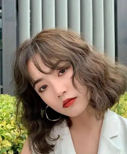 不要再留黑长直了,羊毛卷时髦,空气刘海温柔,锁骨发俏皮