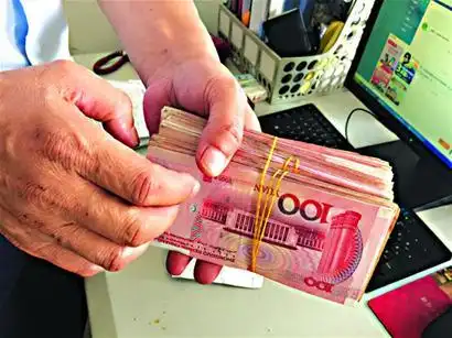 清洗车厢发现乘客遗失三万现金 好心的哥不动心