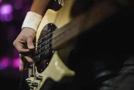 桌面壁纸高清舞男人低音吉他手弹电吉他音乐会舞台上照片