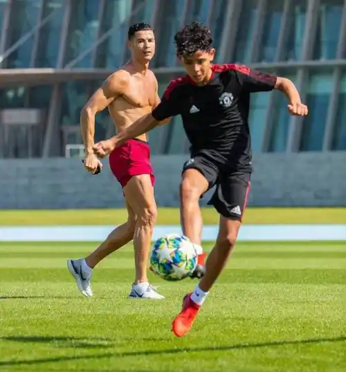 c罗基因太强迷你罗11岁6块腹肌23场造75球母亲是谁仍是谜