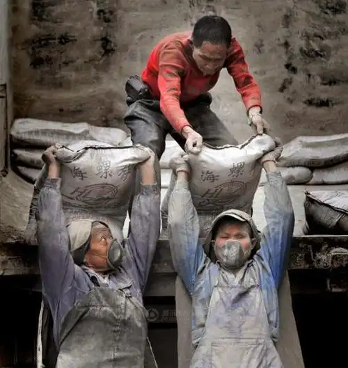 尚不能逃过996的宿命,为了家庭的开支日复一日的辛苦工作,到手的薪水