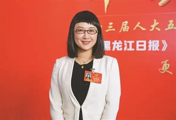 黄建萍代表:规范"小蓝车" 畅通出行"最后一公里"