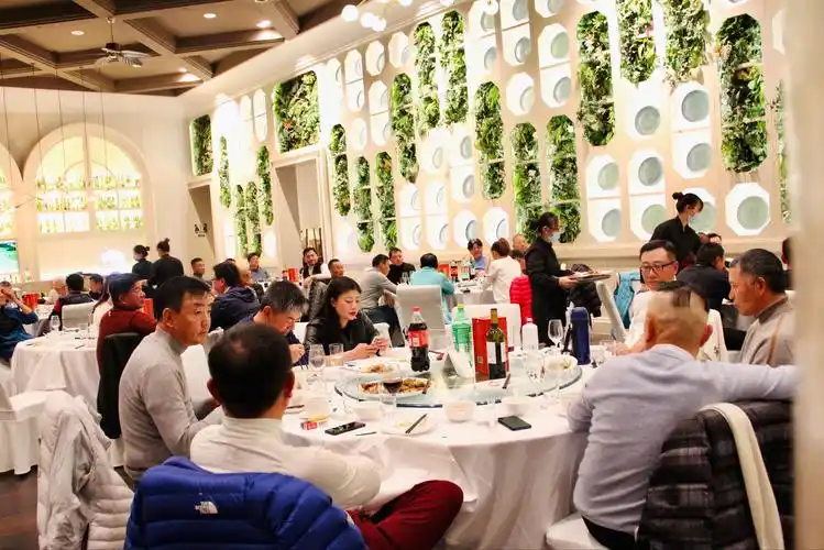 晚宴现场宾客满座