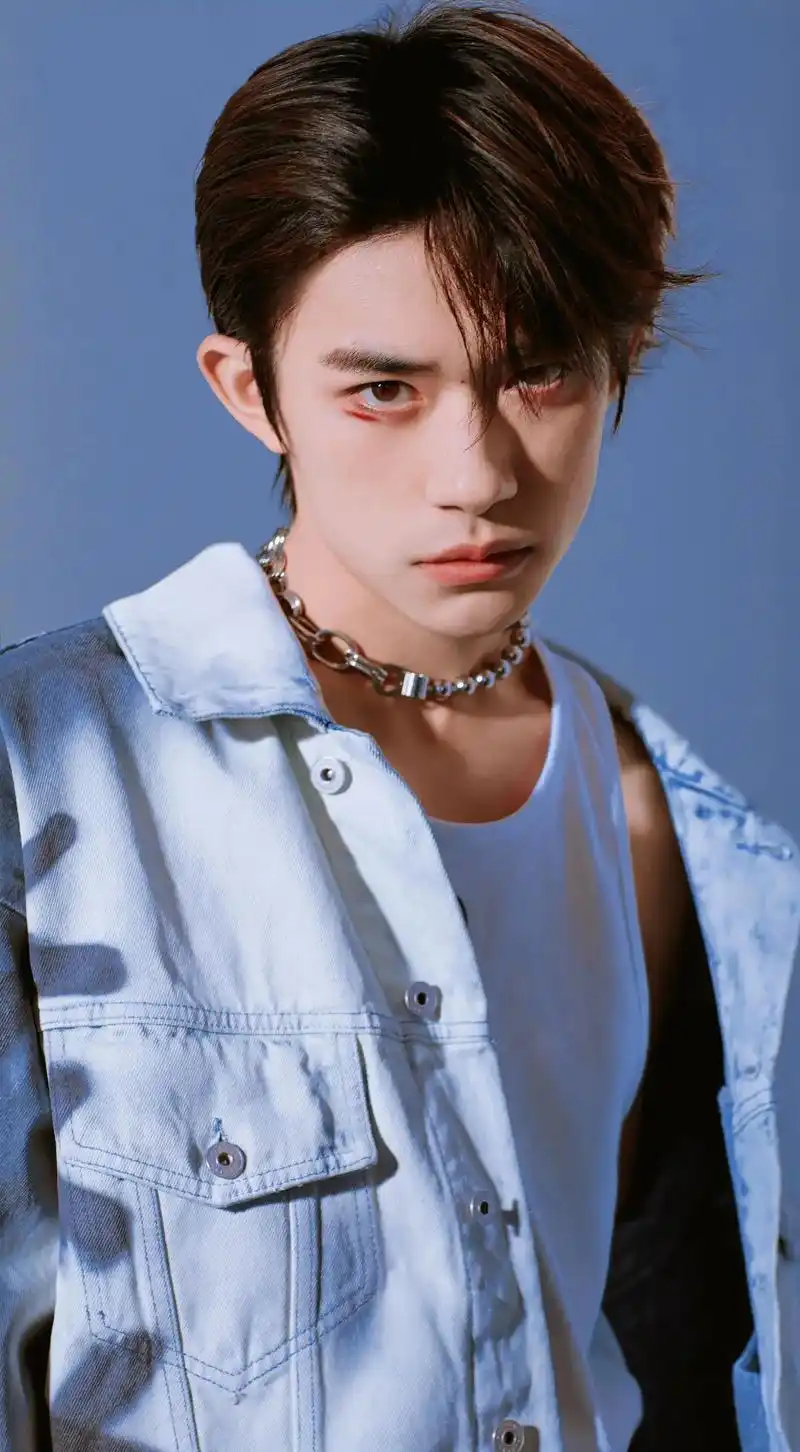 我的男孩纸#易烊千玺#这谁顶得住啊 #壁纸  - 抖音