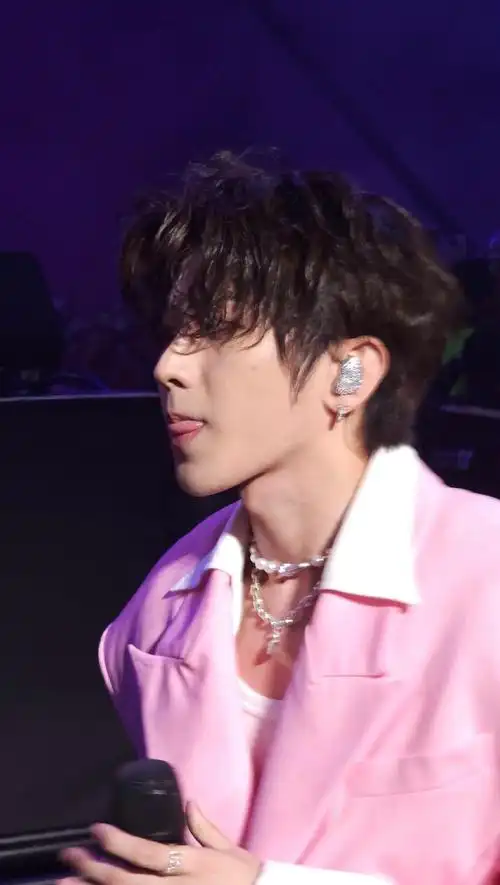 蔡徐坤澳门演唱会##蔡徐坤拿粉丝手机自拍