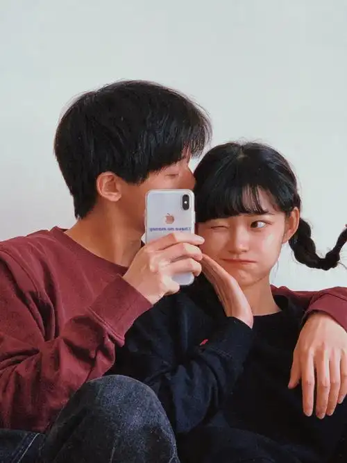 情侣拍照姿势 情侣氛围感自拍