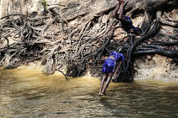高难度动作弯弯的小河流走了童年,但"日照小河戏水影"的童年记忆,如
