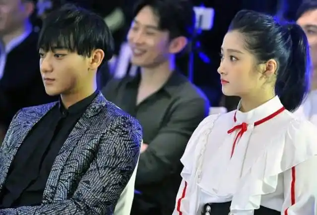 黄子韬关晓彤活动同台,没想到黄子韬做出这样的事情!