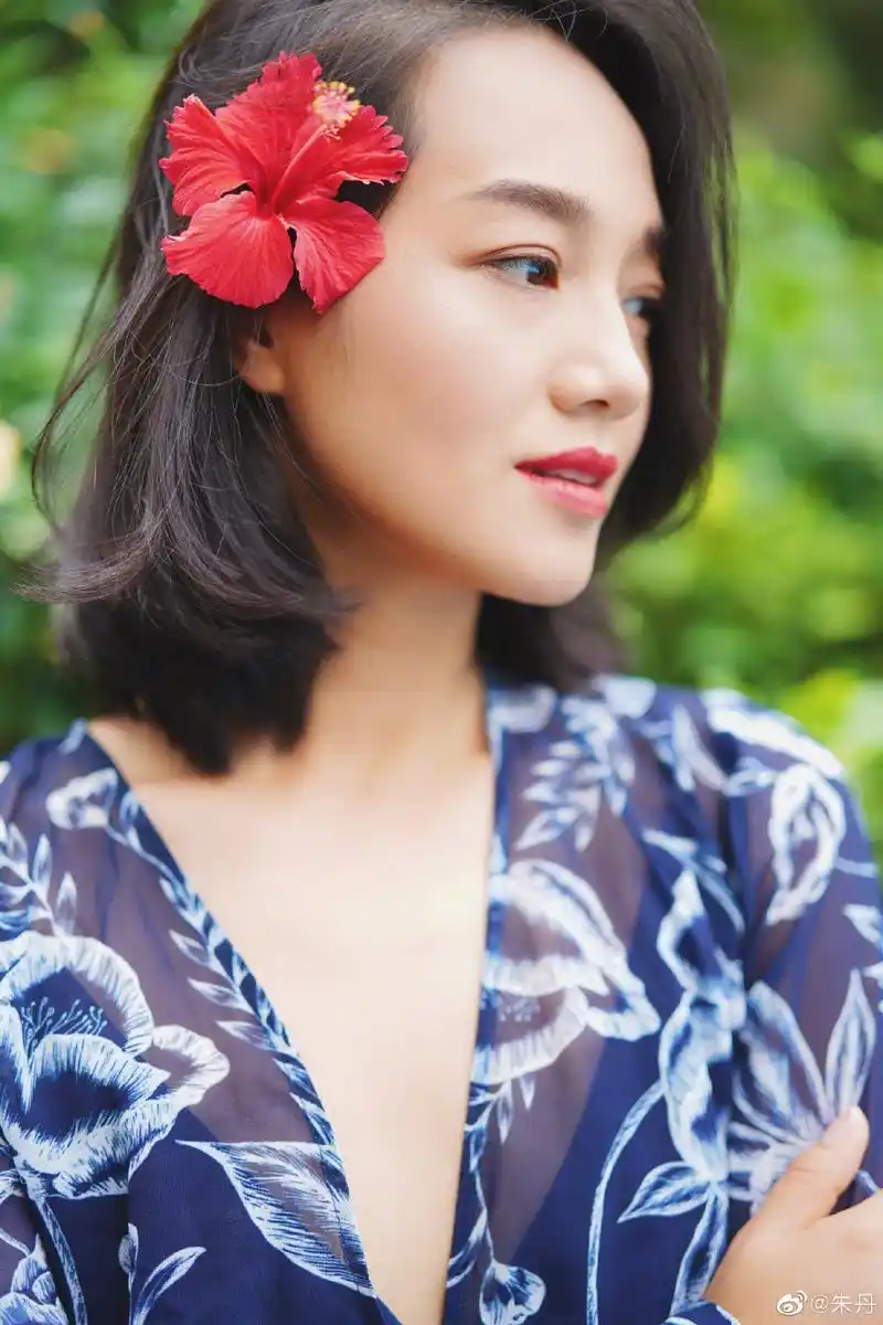 朱丹穿透视蓝裙秀大长腿,头戴鲜花笑容洋溢