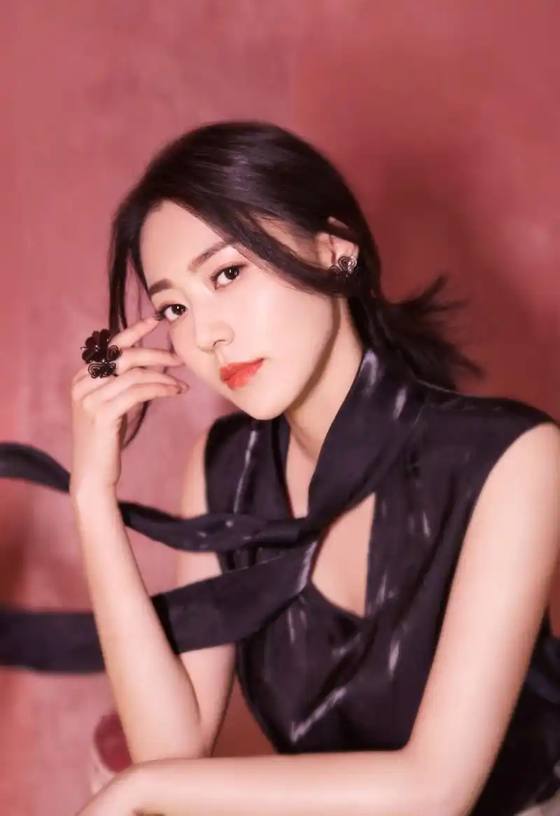 黄梦莹优雅迷人时尚写真大片