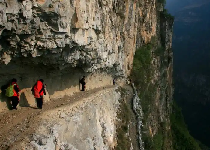悬崖上的"求学路",艰险求学路令人心酸