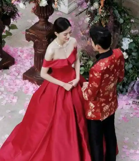 张翰结婚戏曝光 与徐璐同穿红色礼服