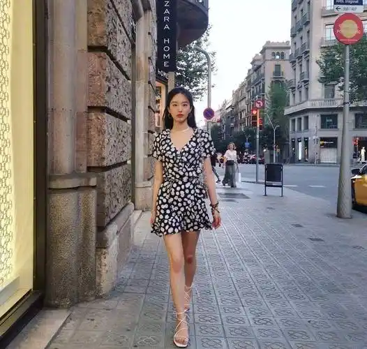 原创杨采钰巧秀小蛮腰平平无奇西装外套但衣服打结凹出时髦感