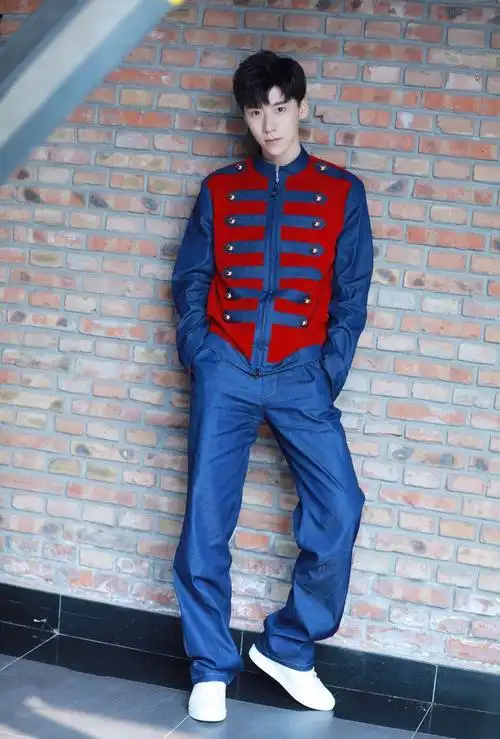 简介:王博文时尚写真图片,分享一组王博文图片给大家,图中的明星图片