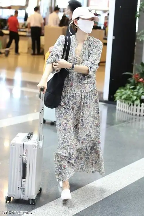 马伊琍,上身穿白色无袖背心下身搭配蓝色牛仔裤,虽然只有164cm身高可