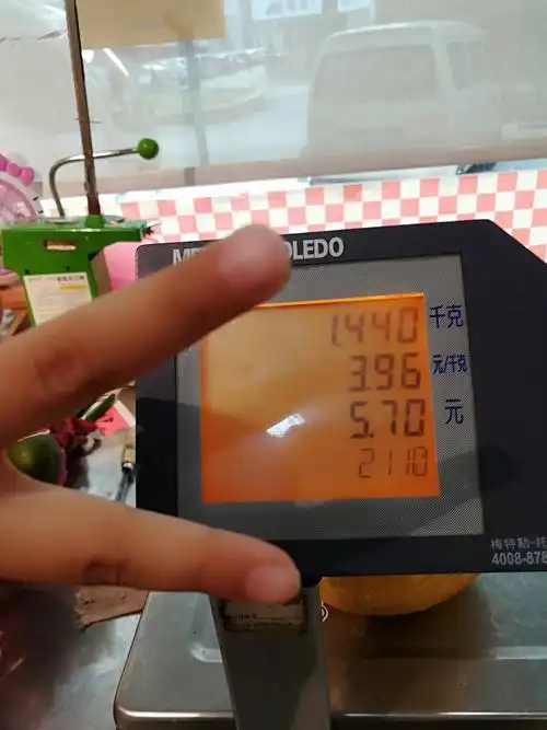 44千克,1.44千克=1088克,也就是三斤少一点儿,和我猜的差不多啊