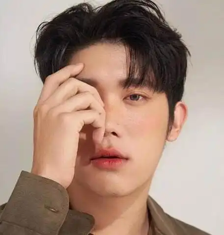 韩式侧分发型男生,短发烫发发型很气质