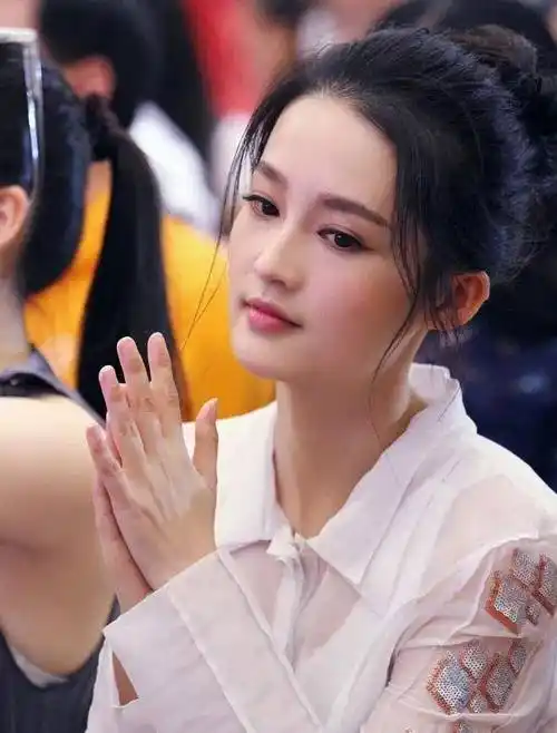 李沁的美,很有特色,她的脸型很有立体感,很有骨感美.