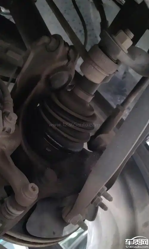 一汽奥迪q3右前半轴外球笼皮套漏油