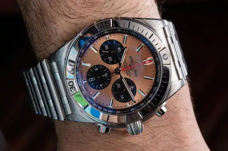 动手:百年灵 chronomat b01 42 手表